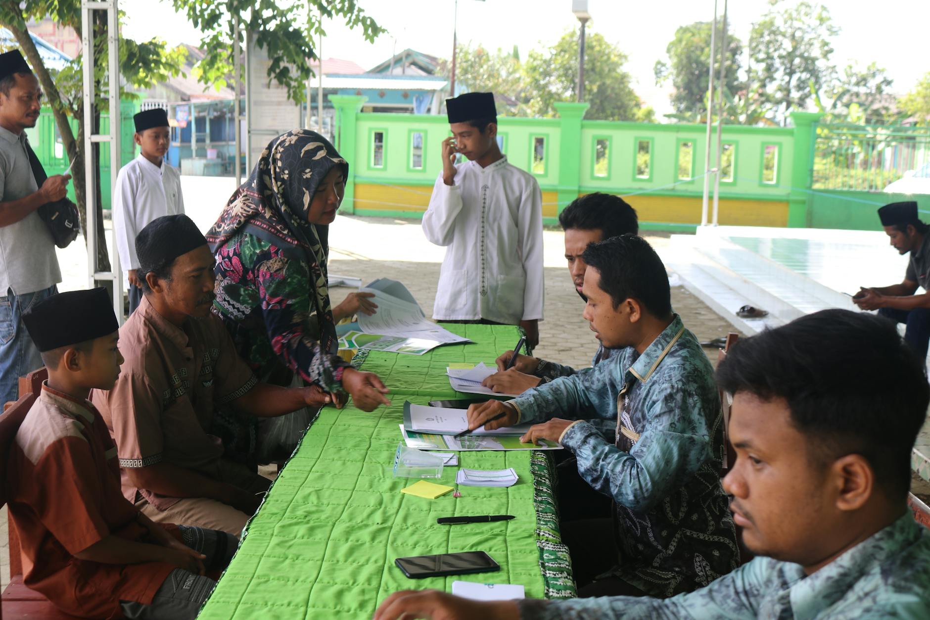 Pegawai negeri sipil (PNS) dengan seragam dinas sedang bekerja di kantor pemerintahan.