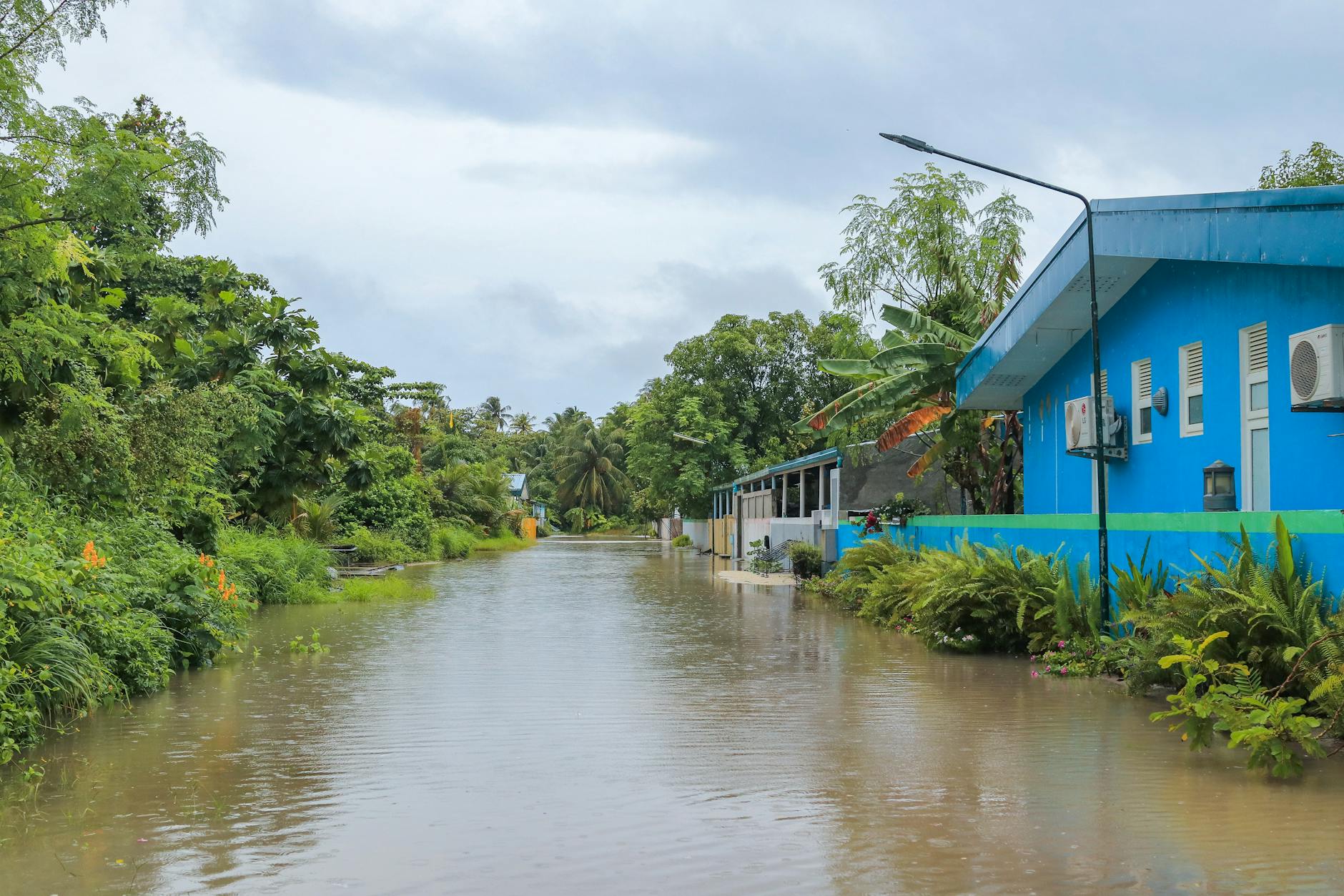 Banjir hebat melanda Kendari, warga berjuang menyelamatkan harta benda.