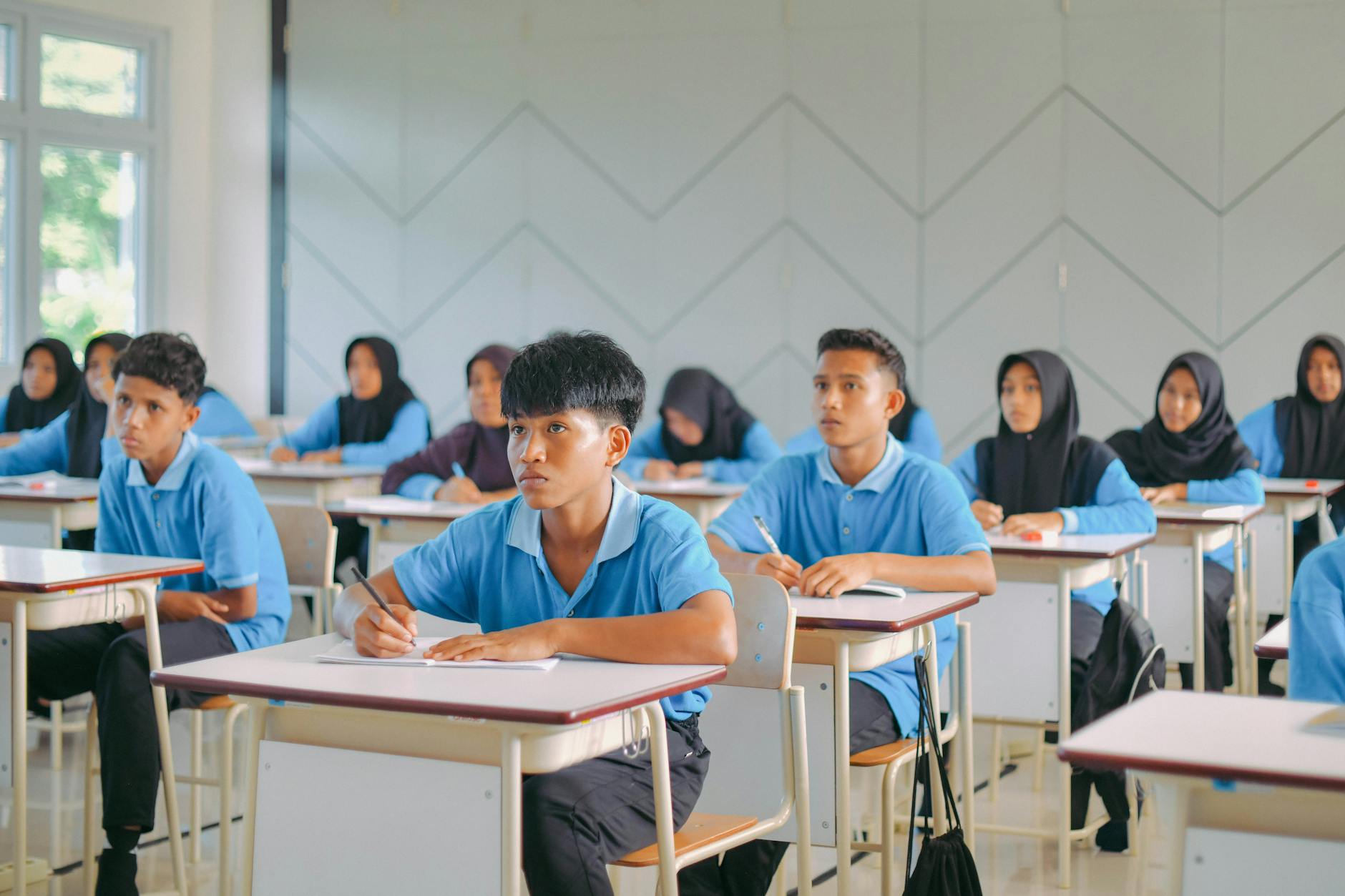 Nilai tukar mata uang asing yang fluktuatif di pasar global.