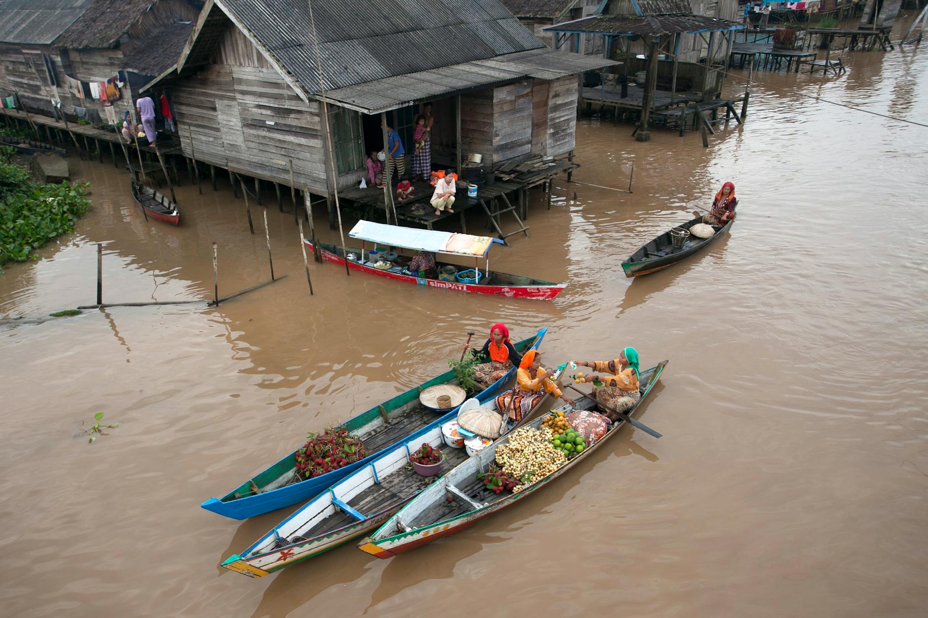 Banjir besar melanda Kendari, merendam rumah dan jalanan kota.