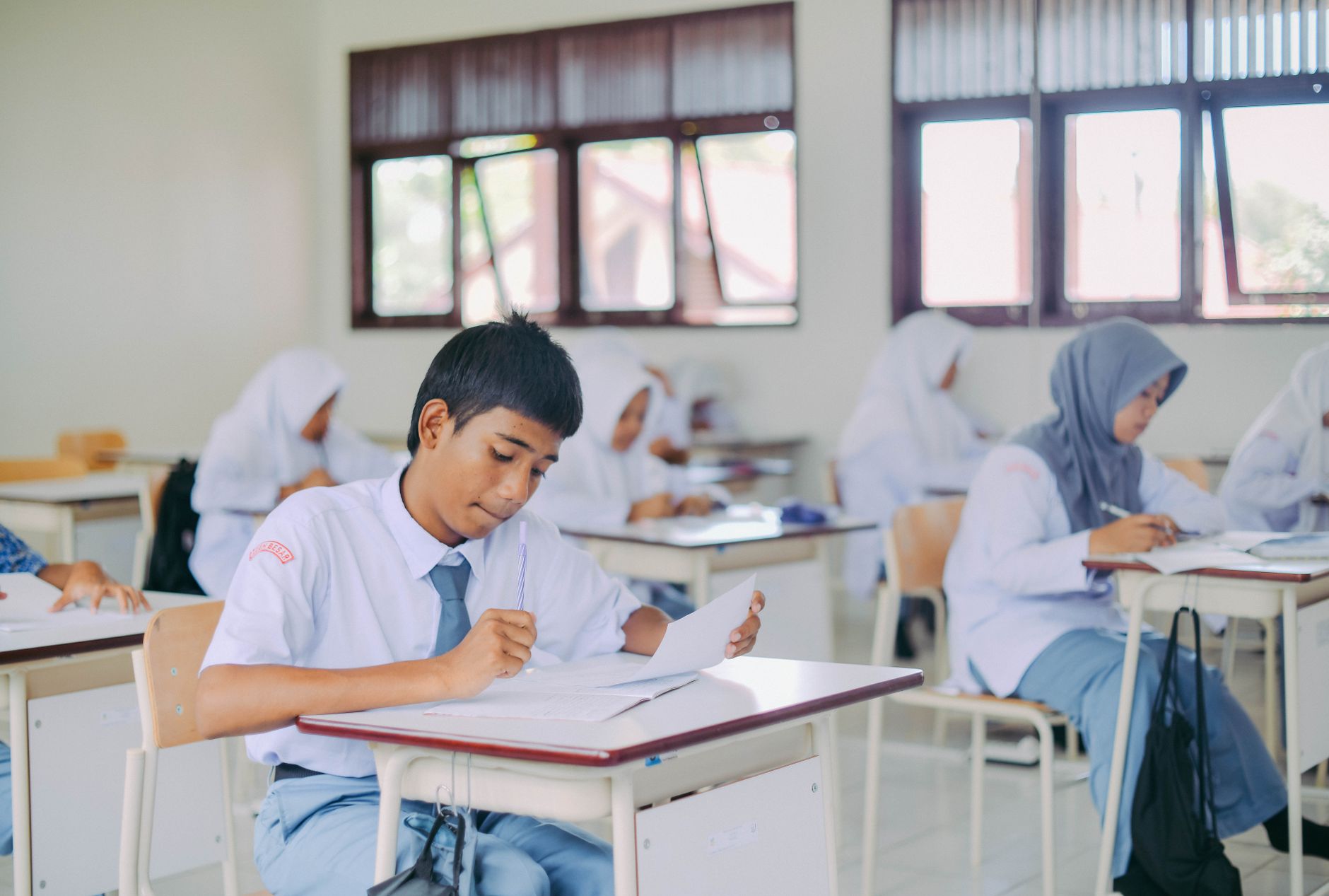 Nilai tukar mata uang asing yang fluktuatif mempengaruhi harga barang impor dan perjalanan ke luar negeri.
