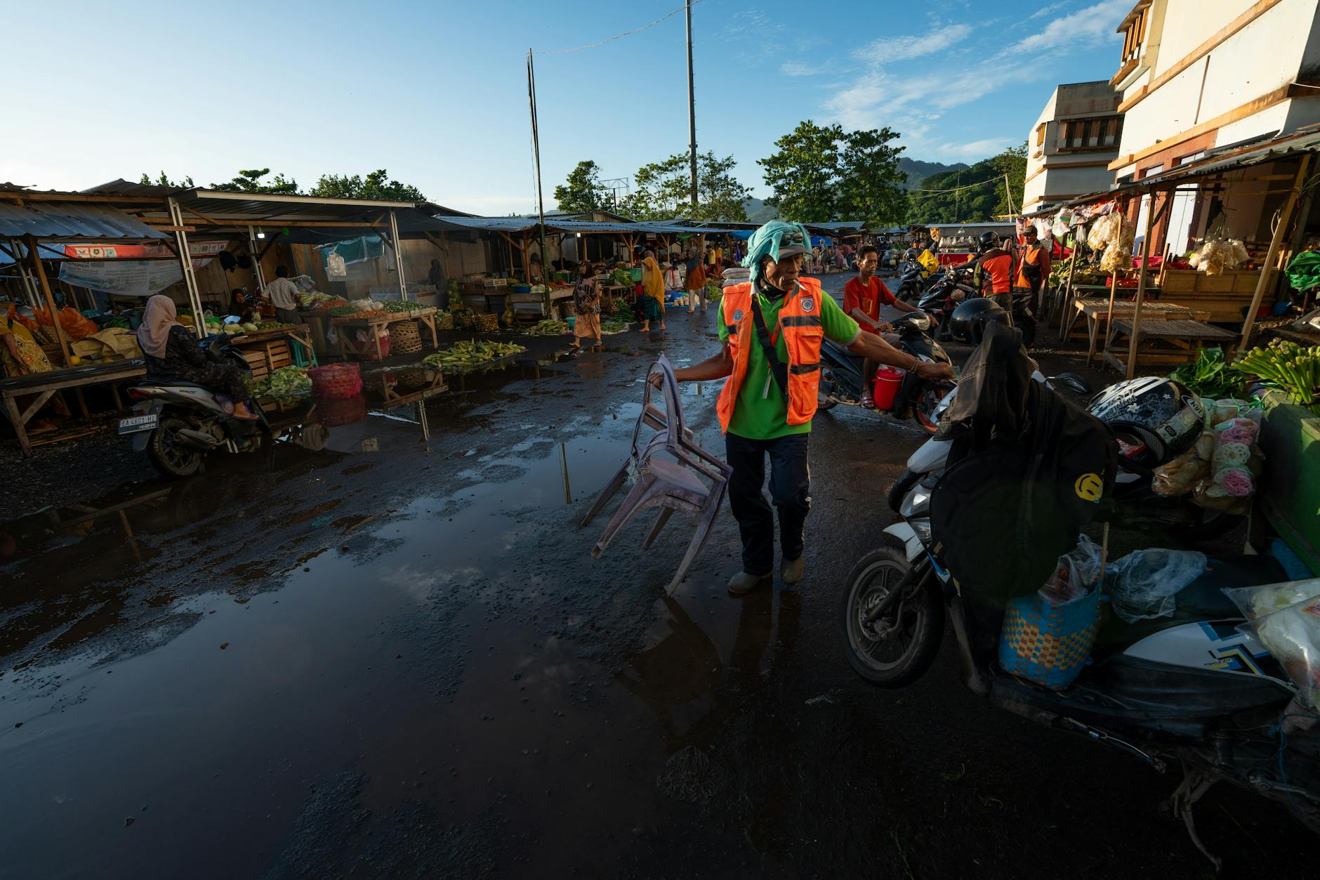 Jalanan terendam air tinggi akibat banjir besar di Kendari, menyulitkan aktivitas warga.